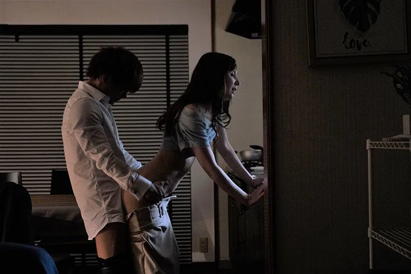 Sếp đi công chuyện, cậu nhân viên đến nhà xxx vợ yêu ông ấy