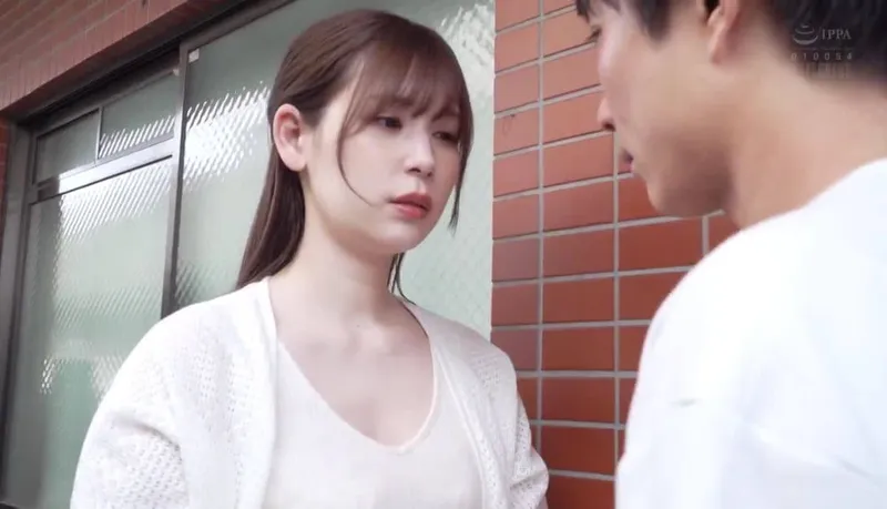 Chồng yêu tẻ nhạt, cô vợ nhận ra cậu thanh niên nhà cạnh bên tốt hơn