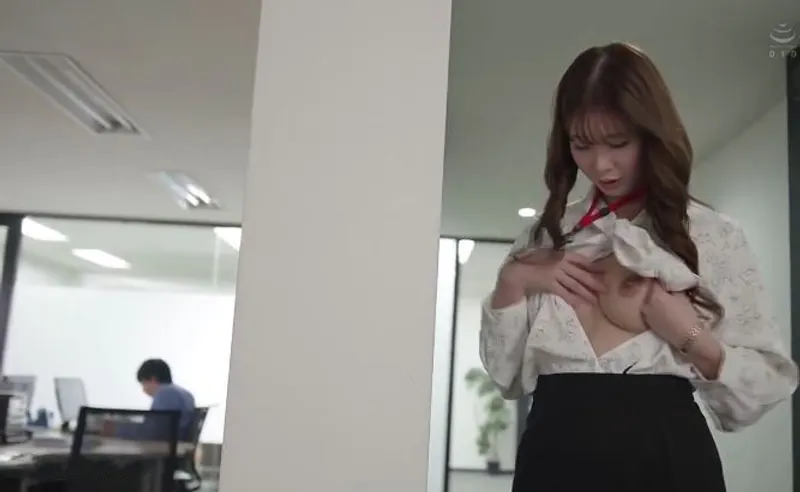 Bí ẩn của cô nhân viên có vẻ ngoài nghiêm nghị song thực chất là “nữ hoàng dâm đãng”